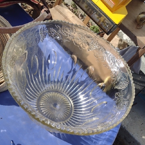 Elegant Cut Glass Grape Pattern Decorative Bowl 64oz. - Picture 1 of 3